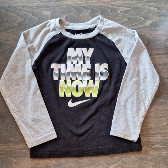 BUNDLE BOYS SIZE 5 NIKE SHIRTS AND COATS - Picture 4 of 5